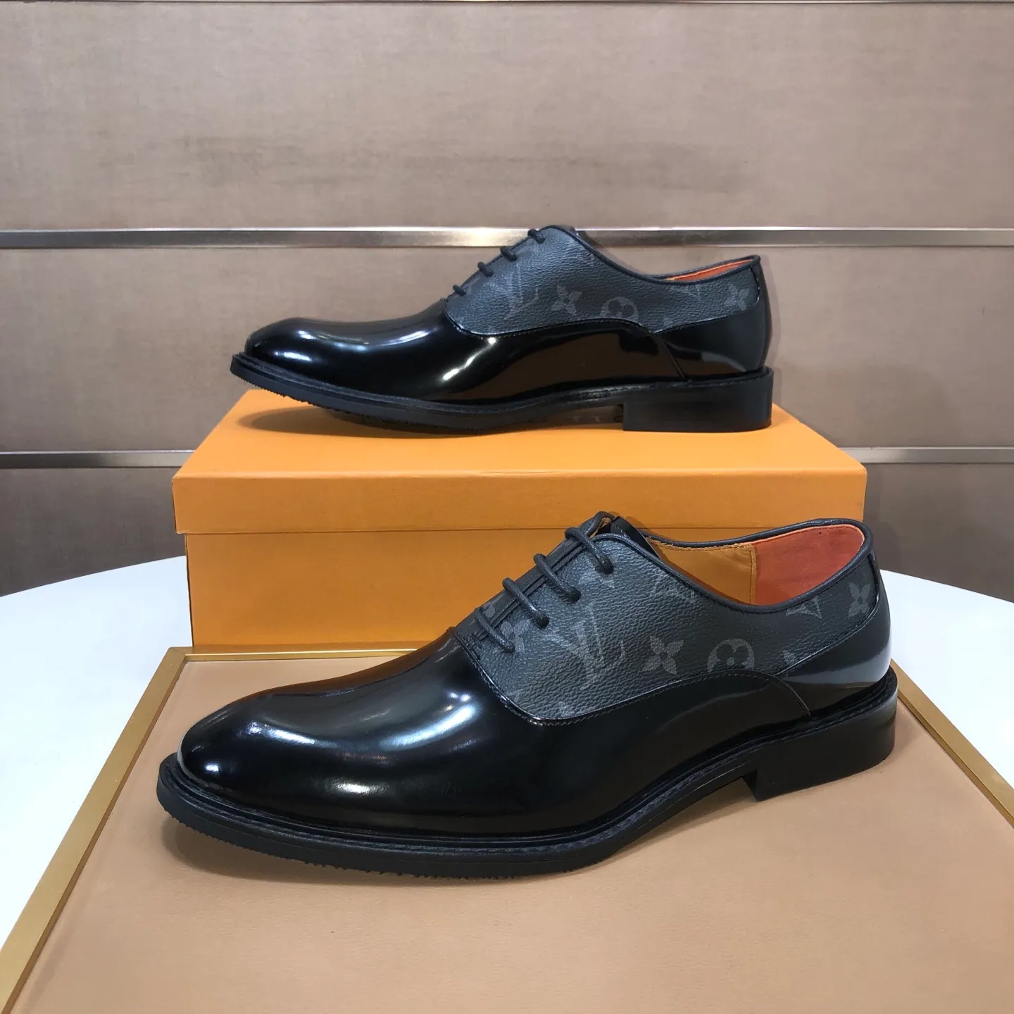 Men's men's shoes💰460💰【LV】(sheepskin lining) formal men's shoes! The high-end formal wear style is luxurious and elegant, with both practicality and style. We pay special attention to quality and details. The original version at the counter is 1:1 ultra-accurate replica👍🏻 The shoe last, leather, workmanship and comfort are not inferior! Material: imported cowhide upper, soft first layer of sheepskin! Code number: 38-45 (45 customized)